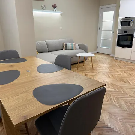 Cozy Cathedral Corner - 2 Mins Walk From The Main Pedestrian Street Apartment *
